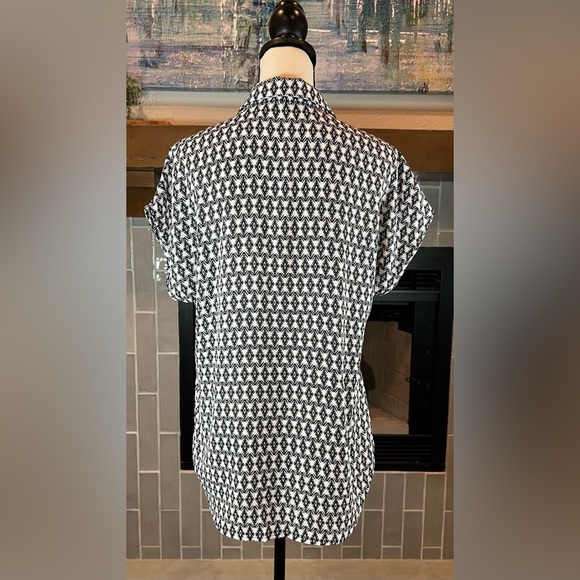 Pleione Black & White Aztec Shirt Sleeveless Collared Blouse Women's medium - Picture 2 of 7